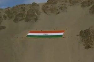 Ladakh: लेह में दुनिया के सबसे बड़े खादी राष्ट्रीय ध्वज का उद्घाटन, वजन 1 हजार किलो, सेना प्रमुख नरवणे रहे मौजूद