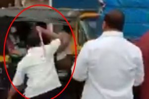 Maharashtra Bandh: महाविकास अघाड़ी के बंद के बीच शिवसैनिकों की गुंडागर्दी! रिक्शा वालों को पीटने के कई वीडियो आये सामने