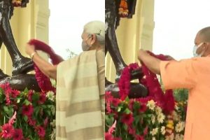 UP: राज्यपाल और मुख्यमंत्री ने राष्ट्रपिता की जयंती पर महात्मा गांधी की प्रतिमा पर किया माल्यार्पण, लाल बहादुर शास्त्री को भी किया नमन