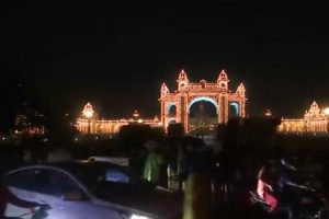 Video: विजयदशमी के मौके पर कर्नाटक में लाइटों से सजाया गया मैसूर पैलेस