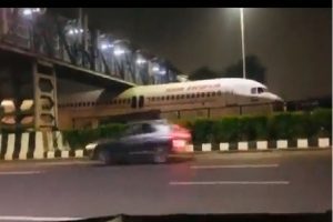 Delhi: फुटओवर ब्रिज के नीचे फंसा एयर इंडिया का विमान, वायरल हुआ वीडियो
