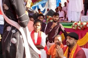 Chhattisgarh: 1,200 लोगों की हुई हिंदू धर्म में घर वापसी, दिवगंत भाजपा नेता के बेटे ने पांव धोकर किया स्वागत