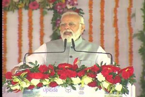 UP: मंच से विपक्ष को फटकार, तो CM योगी को कर्म’योगी’ बताकर PM मोदी ने की जमकर तारीफ