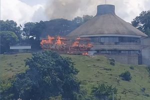 सोलोमन द्वीप पर प्रदर्शनकारियों ने संसद भवन को किया आग के हवाले, भारी हिंसा के बाद लगाया गया 36 घंटे लॉकडाउन