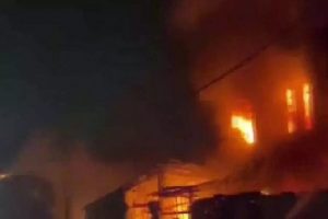 Uttar Pradesh: दहल उठा बहराइच का पटाखा बाजार, जलकर खाक हो गई 20 दुकानें  