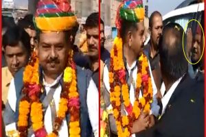Video: राजस्थान के मंत्री का स्वागत कर रहे थे कांग्रेस कार्यकर्ता, तभी युवक ने जड़ दिया जोरदार मुक्का, बोला- ये मेरे…
