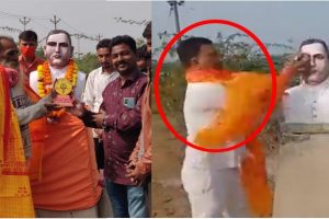 Gujarat: हिन्दू सेना ने लगाई थी नाथूराम गोडसे की प्रतिमा, गले में भगवा पट्टे लेकर पहुंचे कांग्रेसी; तोड़कर फेंका (वीडियो)