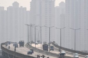 Delhi Air Quality: दिल्ली में वायु गुणवत्ता ‘बहुत खराब’, कोहरे के कारण यातायात प्रभावित