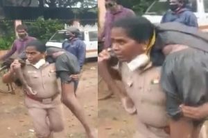 Video: बेहोश पड़े आदमी के लिए ‘फरिश्ता’ बनी महिला पुलिस इंस्पेक्टर, लोग बोले- आ गई Sooryavanshi