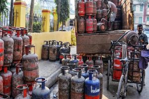 LPG Cylinder Price Hike: दिवाली से पहले फूटा महंगाई का बम, कमर्शियल LPG सिलेंडर की कीमत में भारी बढ़त