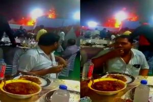 Maharashtra: भिवंडी में मैरिज हॉल में लगी भीषण आग, भागने की बजाय बाराती मजे से उड़ा रहे दावत, Video