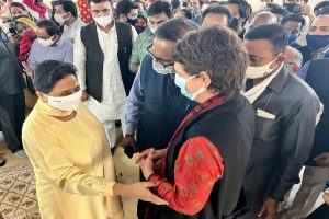 Mayawati: मायावती से मिलने उनके दिल्ली आवास पर पहुंचीं प्रियंका गांधी, मां के निधन पर जताया शोक