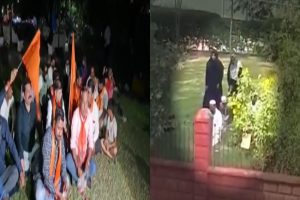 Ahmedabad: पार्क में पढ़ रहे थे नमाज, विश्व हिंदू परिषद ने किया गंगाजल छिड़कर ‘शुद्धिकरण’, देखें वीडियो