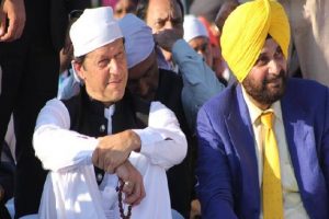 Punjab: इमरान खान के प्रति सिद्धू का फिर झलका प्रेम, कहा- पीठ दिखा कर खड़ा नहीं हो सकता