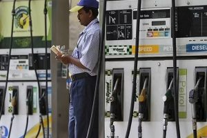 Petrol-Diesel Price Today: दिल्ली में आज से 8 रुपये सस्ता पेट्रोल, जानिए आपके शहर में क्या है दाम