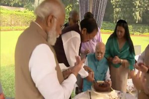 LK Advani Birthday: लालकृष्ण आडवाणी को जन्मदिन की बधाई देने उनके घर पहुंचे PM मोदी, दिया ये खास तोहफा