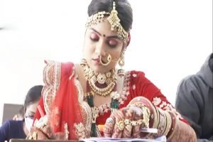 Gujarat: हाथ में मेहंदी, माथे पर बिंदी, ‘शादी के जोड़े’ में परीक्षा देने पहुंची दुल्हन, अब हो रही तारीफ