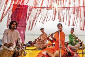 Varanasi: वाराणसी में संगीतमय समारोह के साथ हुई महिंद्रा कबीरा 2021 की शुरूआत