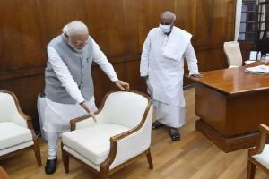 PM मोदी ने पूर्व प्रधानमंत्री देवगौड़ा के सम्मान में खुद खींची कुर्सी और बैठाया, विपक्ष को दे दिया बड़ा संदेश