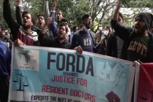 Delhi: आंदोलनकारी चिकित्सकों ने दिल्ली पुलिस से माफी मांगे जाने की मांग की