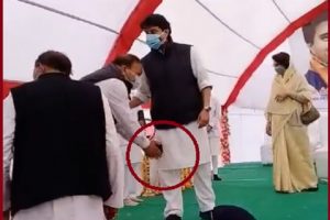 Video: इस विधायक ने छुए केंद्रीय मंत्री ज्योतिरादित्य सिंधिया के पैर, कांग्रेस को लग सकती है मिर्ची