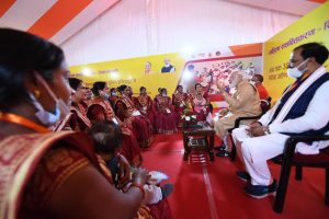 PM Modi In Prayagraj: प्रधानमंत्री मोदी ने किया महिलाओं के साथ संवाद, दूधमुहें बच्चे के साथ खेलते नजर आये PM