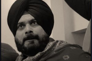 Punjab: फंस गए गुरु! बेअदबी के आरोपी के यहां खाना खाने पहुंचे नवजोत सिंह सिद्धू; जमकर हुआ विरोध