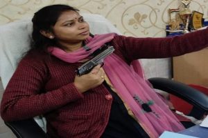 Selfie with gun: सरकारी दफ्तर में बंदूक लिए सेल्फी लेती नजर आई TMC नेता, सोशल मीडिया पर फोटो वायरल