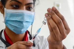Covid19: ओमिक्रॉन लाया भारत में कोरोना की तीसरी लहर! वैक्सीन का सुरक्षा कवच काफी है?