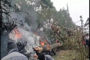 Army Helicopter Crash: कुन्नूर में सेना का हेलीकॉप्टर क्रैश, CDS बिपिन रावत भी थे सवार, Video