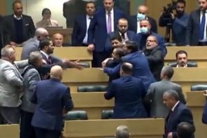 Fight In Jordan Parliament: जॉर्डन की संसद में सांसदों का हंगामा, खूब चले मुक्के और थप्पड़, Video हो रहा वायरल