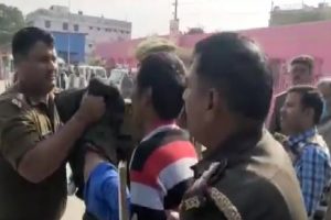 Viral Video: बच्चे के सामने बेरहमी से की गई पिता की पिटाई, सामने आया कानपुर पुलिस की बर्बरता का वीडियो
