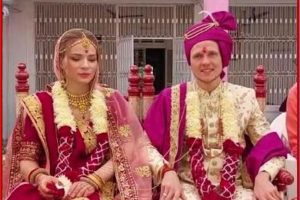 Photos: गुजरात में अनोखी शादी की चर्चा, हिंदू रीति रिवाज से शादी के बंधन में बंधे जर्मनी का दूल्हा-रूस की दुल्हन