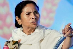 कांग्रेस के खिलाफ मोर्चा खोलने वाली ममता दीदी को शिवसेना ने दी नसीहत, कहा- इससे BJP को मिलेगी ताकत
