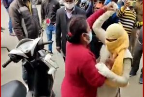 MP: देवास में मास्क चेकिंग के दौरान महिला ने की पुलिस से बहस, यहां देखें Video