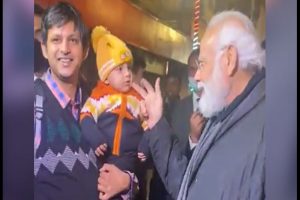 VIDEO: रात्रि में काशी भ्रमण के दौरान पीएम मोदी को दिखा दूधमुहा बच्चा, दुलारते हुए PM मोदी ने पूछा- रात में सोते नहीं हो क्या?