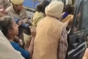 Punjab: चन्नी की सभा में अभ्यर्थियों ने की नारेबाजी, तो पुलिस ने की सख्त कार्रवाई, गरमाई सियासत   
