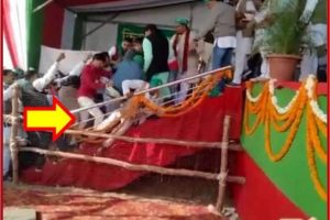 Aligarh: सपा-रालोद की रैली में फिर बेकाबू हुई भीड़!, सीढ़ी टूटने से नेता गिरे धड़ाम, Video