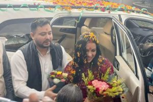 Tejashwi Yadav Marriage: अपनी दुल्हनिया को लेकर घर पहुंचे तेजस्वी, राबड़ी ने यूं किया छोटी बहू का स्वागत