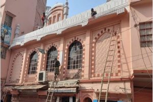 Varanasi: मस्जिद को गेरुआ रंग से रंगने पर मुस्लिमों ने जताई आपत्ति, अब हो रहा है सफेद: 13 दिसंबर को जाएंगे PM मोदी