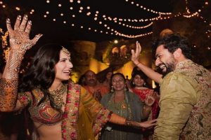 Vicky Katrina Wedding : हल्दी के बाद विक्की-कैट की मेंहदी की तस्वीरें आई सामने, फैमिली संग जमकर किया डांस