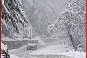 VIDEO: जम्मू-कश्मीर के मैदानी इलाकों में बारिश, लद्दाख के ऊंचाई वाले इलाकों में हल्की बर्फबारी का नजारा