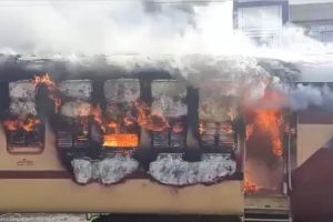Railways Exam: बिहार में रेलवे परीक्षा को लेकर छात्रों का हिंसक विरोध, उम्मीदवारों ने ट्रेन की बोगी में लगाई आग