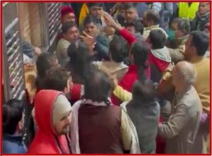 VIDEO: वृंदावन के विश्व प्रसिद्ध ठाकुर बांके बिहारी मंदिर में मारपीट की घटना, वीडियो हो रहा वायरल