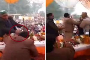 UP: किसान नेता की गुंडई, मंच पर BJP विधायक को सबके सामने जड़ा थप्पड़, वीडियो वायरल