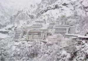 Jammu-Kashmir: कटरा में माता वैष्णो देवी मंदिर में बर्फ़बारी, Video में देखें नजारा