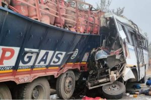 Jharkhand: पाकुड़ में भीषण सड़क हादसा, बस-ट्रक में टक्कर में 15 से ज्यादा लोगों की दर्दनाक मौत