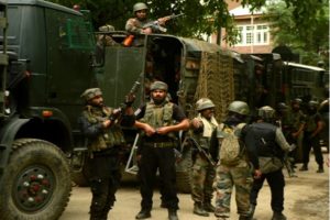 Jammu-Kashmir: पुलवामा में सेना ने मार गिराए पाकिस्तान समेत जैश के तीन दहशतगर्द, हथियार और गोला-बारूद बरामद