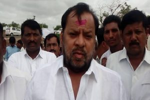 Maharashtra: शिवसेना के विधायक का उद्धव के खिलाफ मोर्चा, कहा- मंत्री बनाते नहीं और चुप करा देते हैं