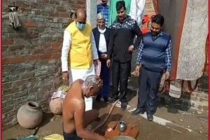 Uttar Pradesh: कानपुर में नहा रहे युवक के घर में घुसे विधायक सुरेंद्र मैथानी, देखें Video